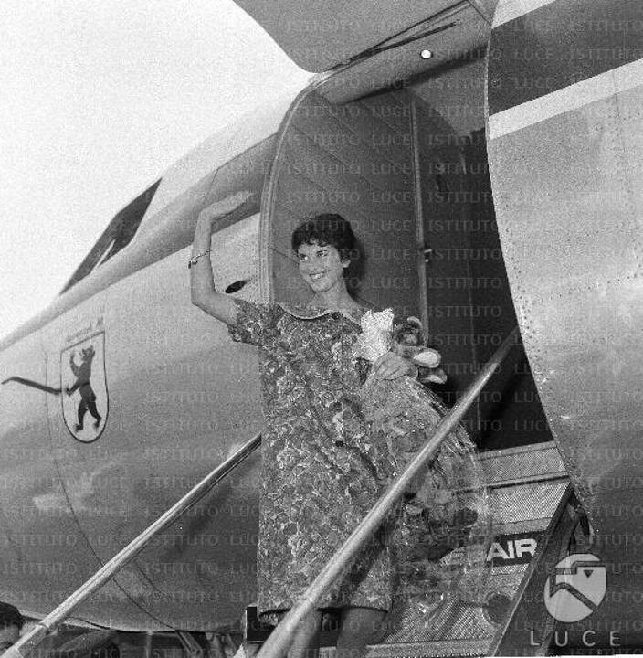 Clara Coppola saluta dalla scaletta dell’aereo in partenza per Miss Universo a Long Beach, 1958