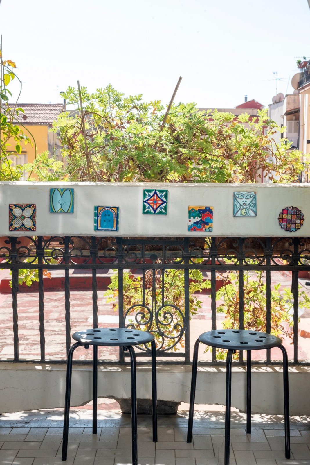Balcone con tavolino e ceramiche