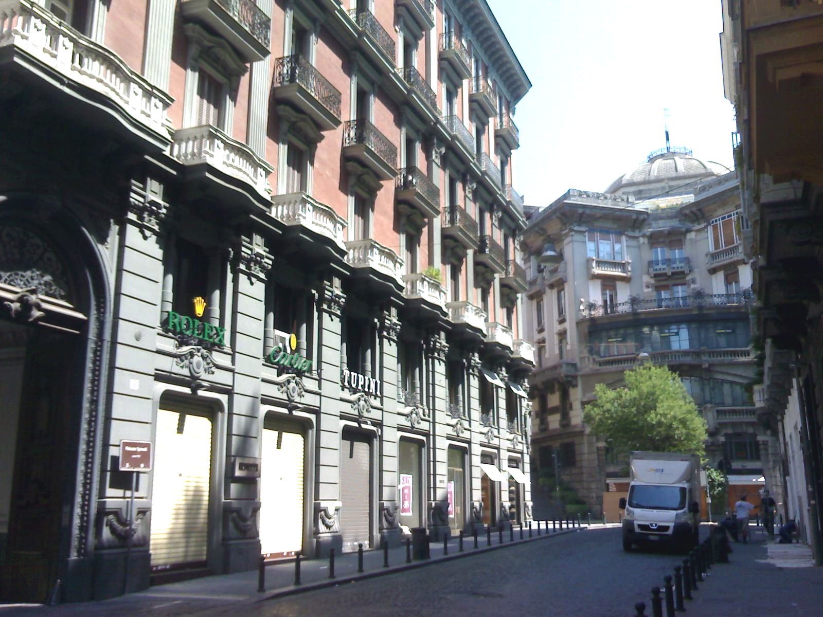 Via dei Mille a Napoli, con Palazzo Mannajuolo